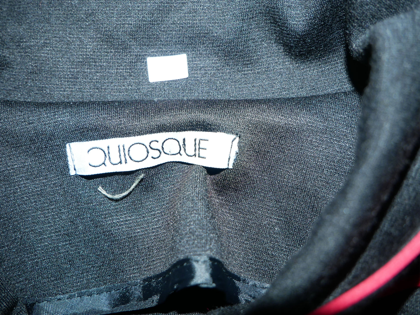 Schwarze Blazerjacke für Damen mit roten Paspeln