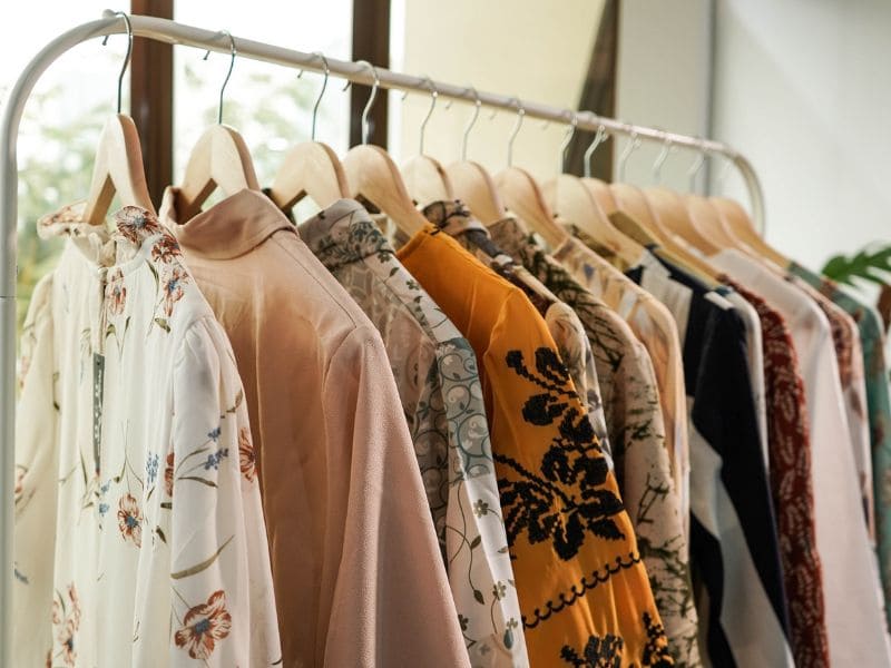 Qui sommes-nous?
Chez Emarevive, nous sommes fiers d'être votre destination en ligne pour des articles de mode de seconde main et de fin de série de haute qualité. Notre mission est de promouvoir une mode durable tout en vous offrant des options élégantes à des prix abordables.