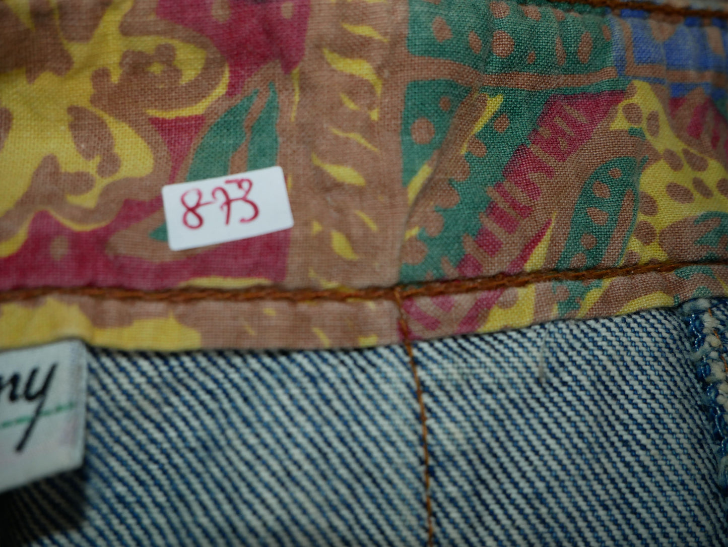 Mittellanger Rock aus dunkelblauem Denim