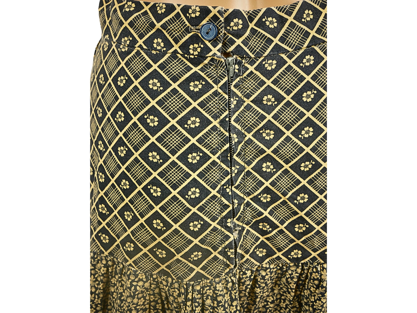 Khaki midi skirt with vintage patterns
