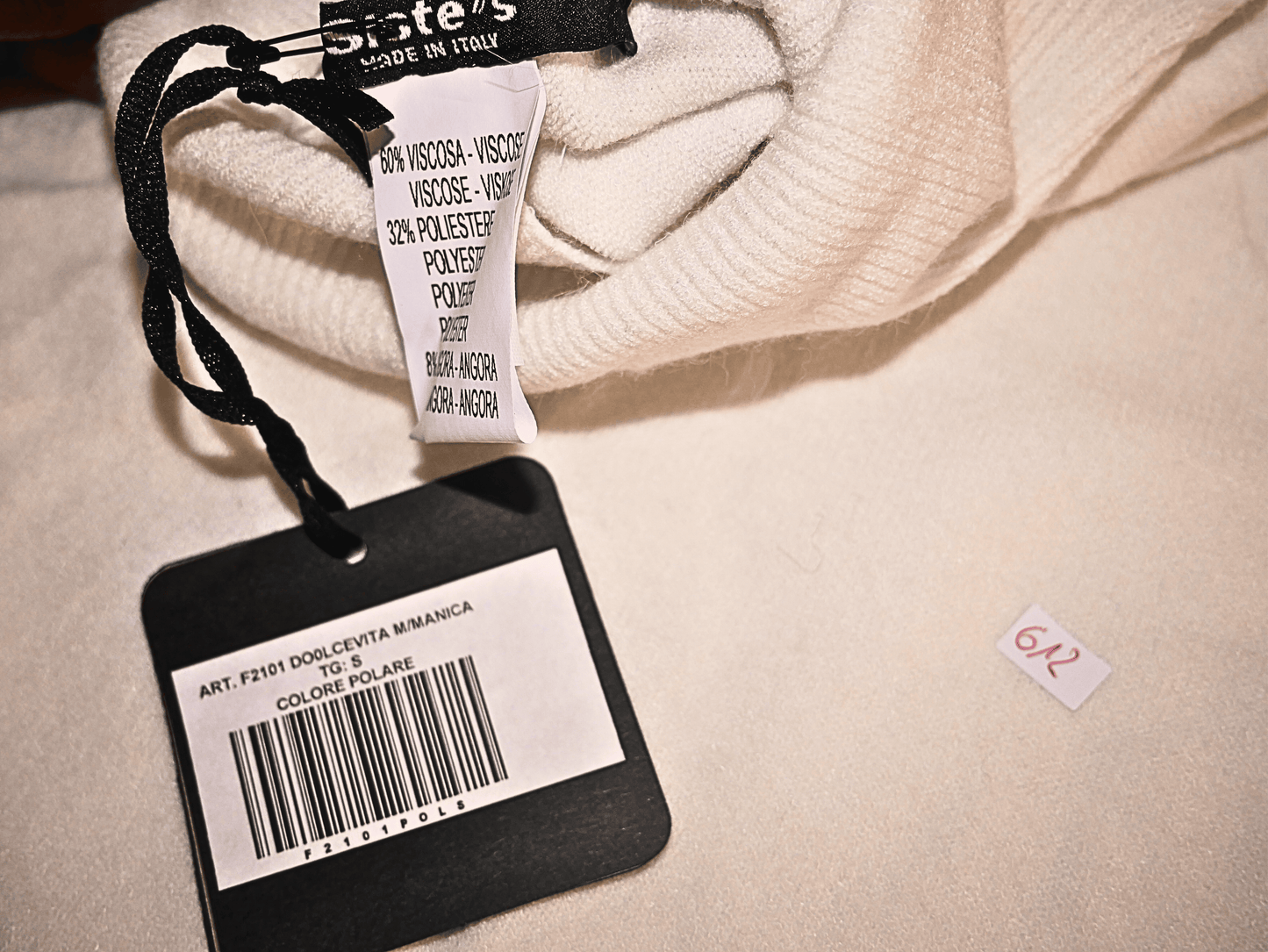 Weißer, kurzärmliger Sistenpullover
