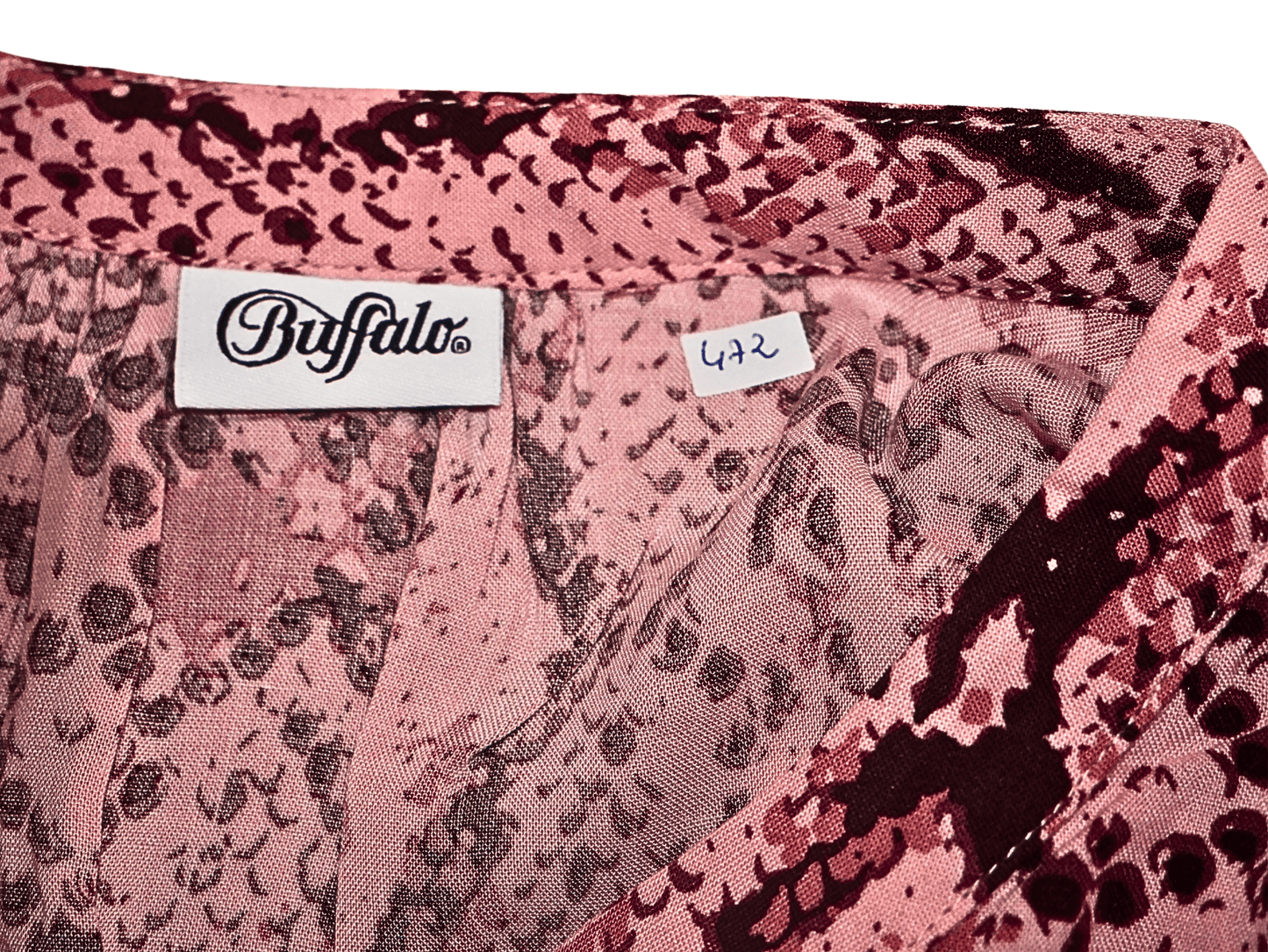 Kurzes Kleid mit Buffalo-Print und langen Ärmeln