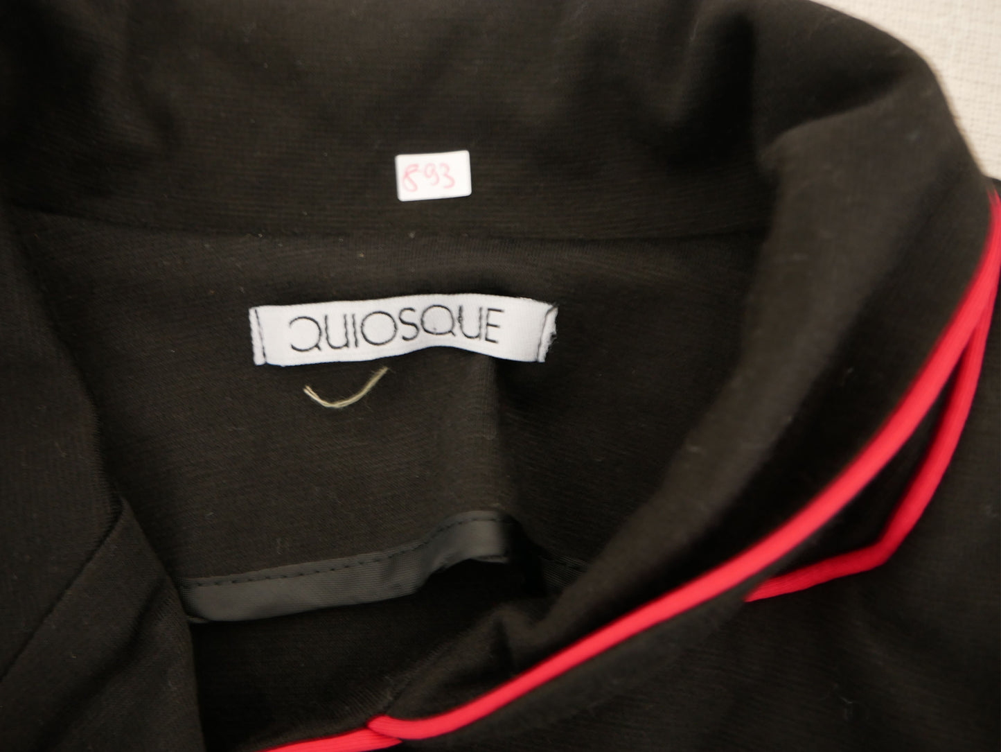 Schwarze Blazerjacke für Damen mit roten Paspeln
