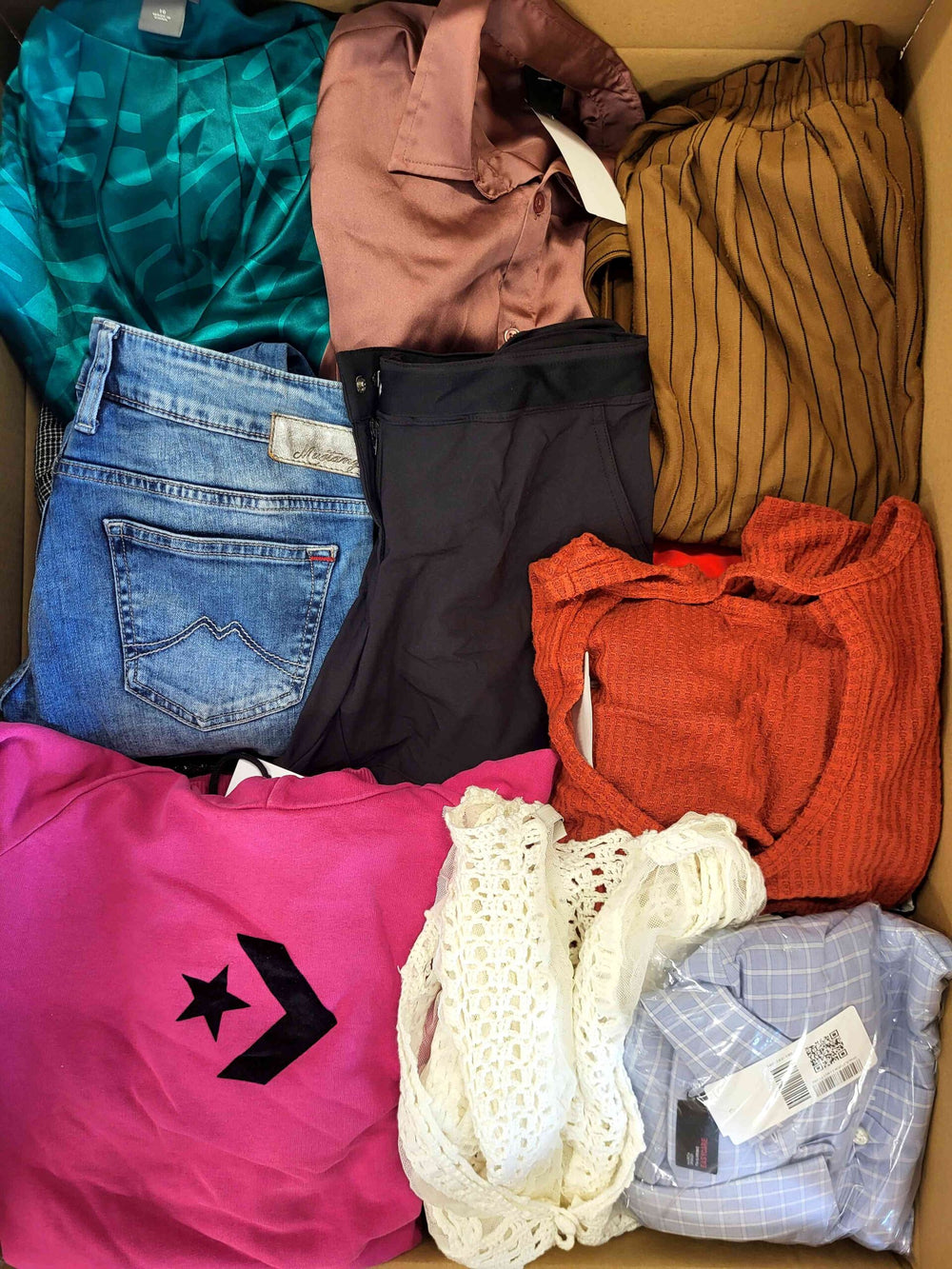 Lot de 60 Vêtements femme – Seconde Main