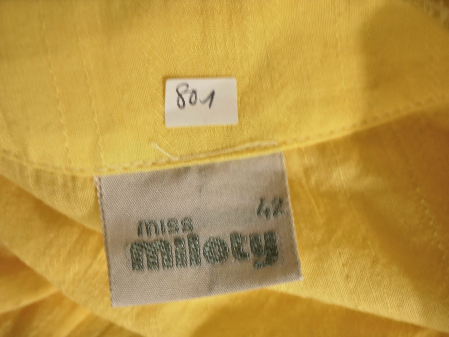 Blouse manche courte jaune pale boutons doré vintage