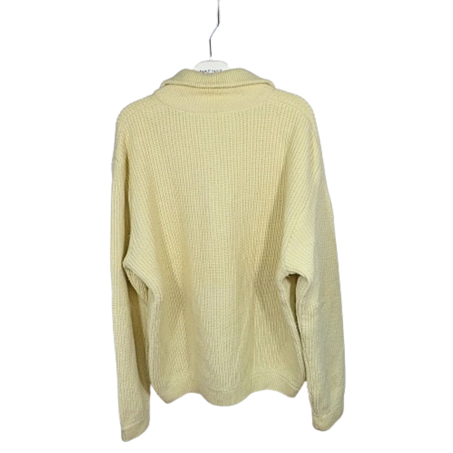 Thick collar sweater with closure