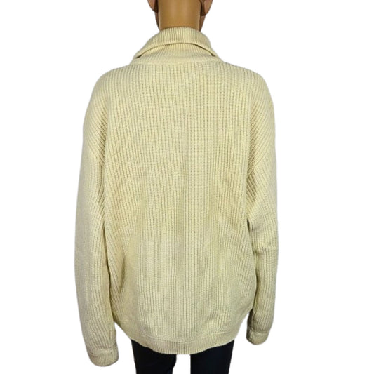 Thick collar sweater with closure