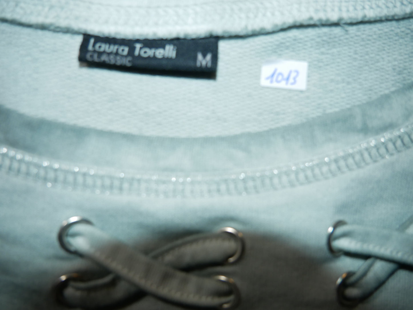 Pullover col rond en maille fine avec motif en près du col pour femme