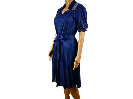 Robe vintage bleue nouée à la taille
