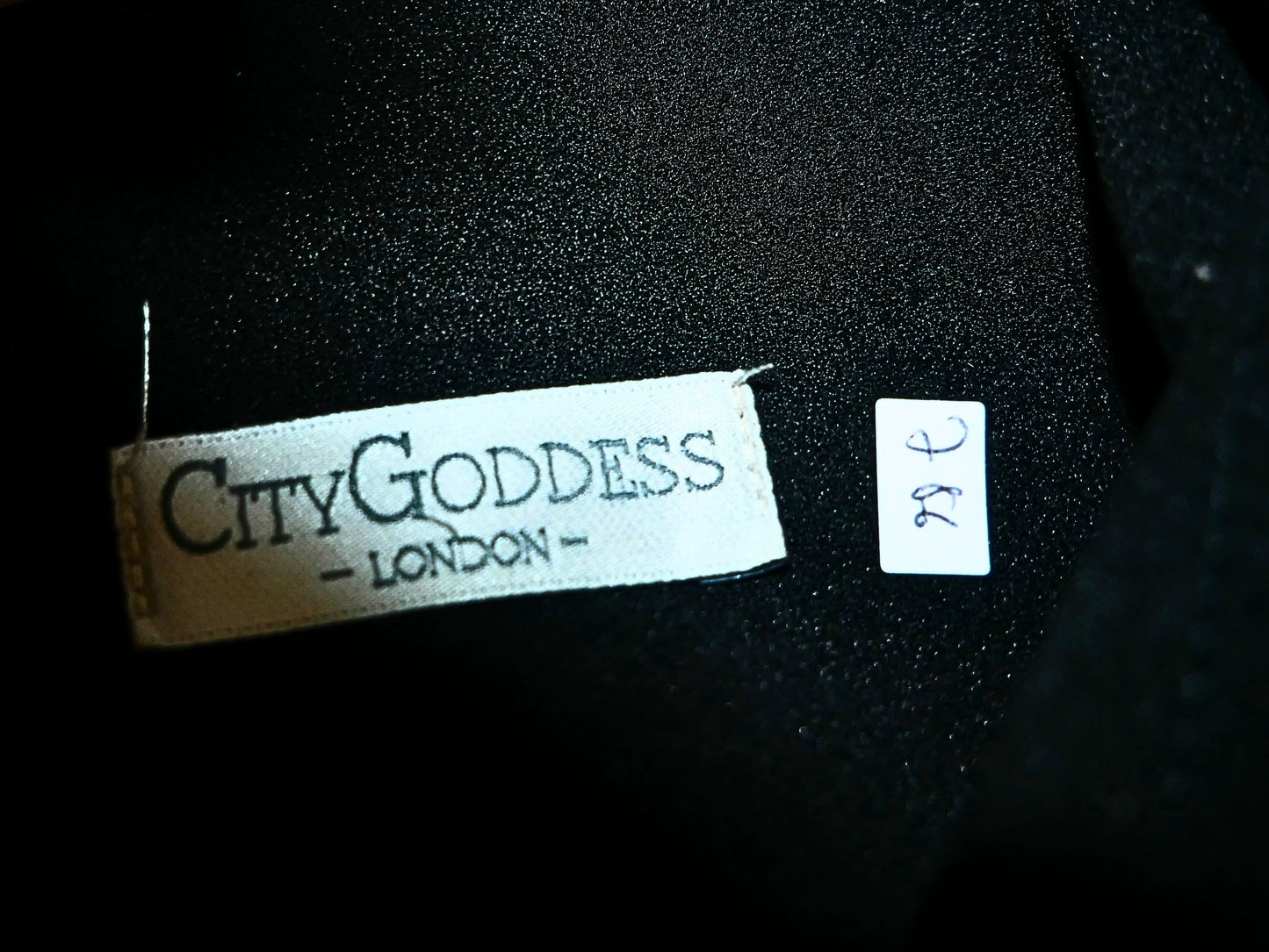 Robe fourreau mi-longue noire City Goddess