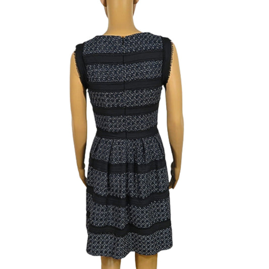 Ausgestelltes Kleid aus Warehouse-Tweed